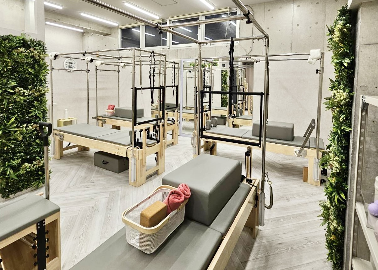 大きな窓と専用マシンが揃う清潔なLa pilatesたまプラーザ店スタジオ