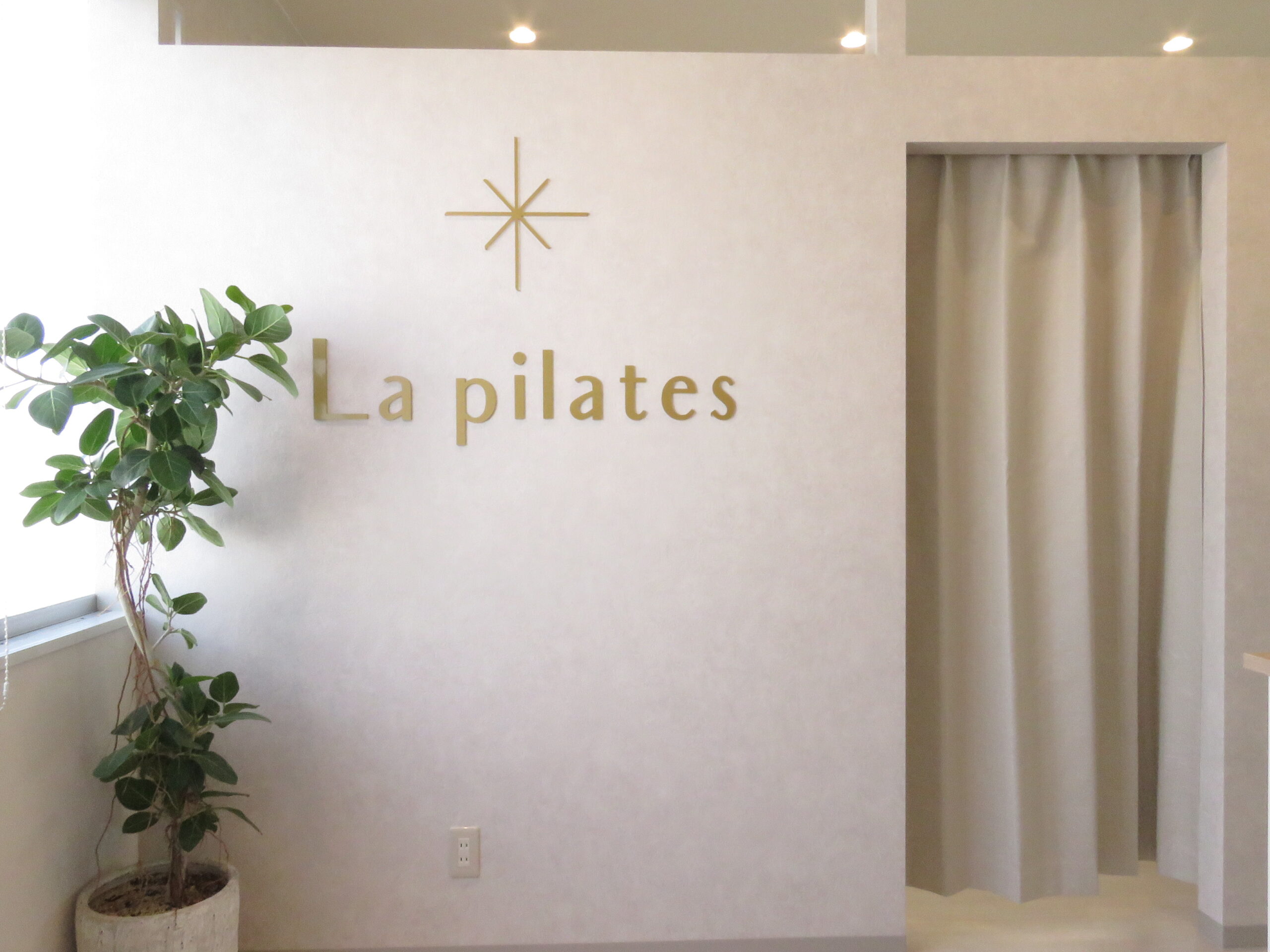 更衣室完備の清潔なLa pilates五日市店スタジオ