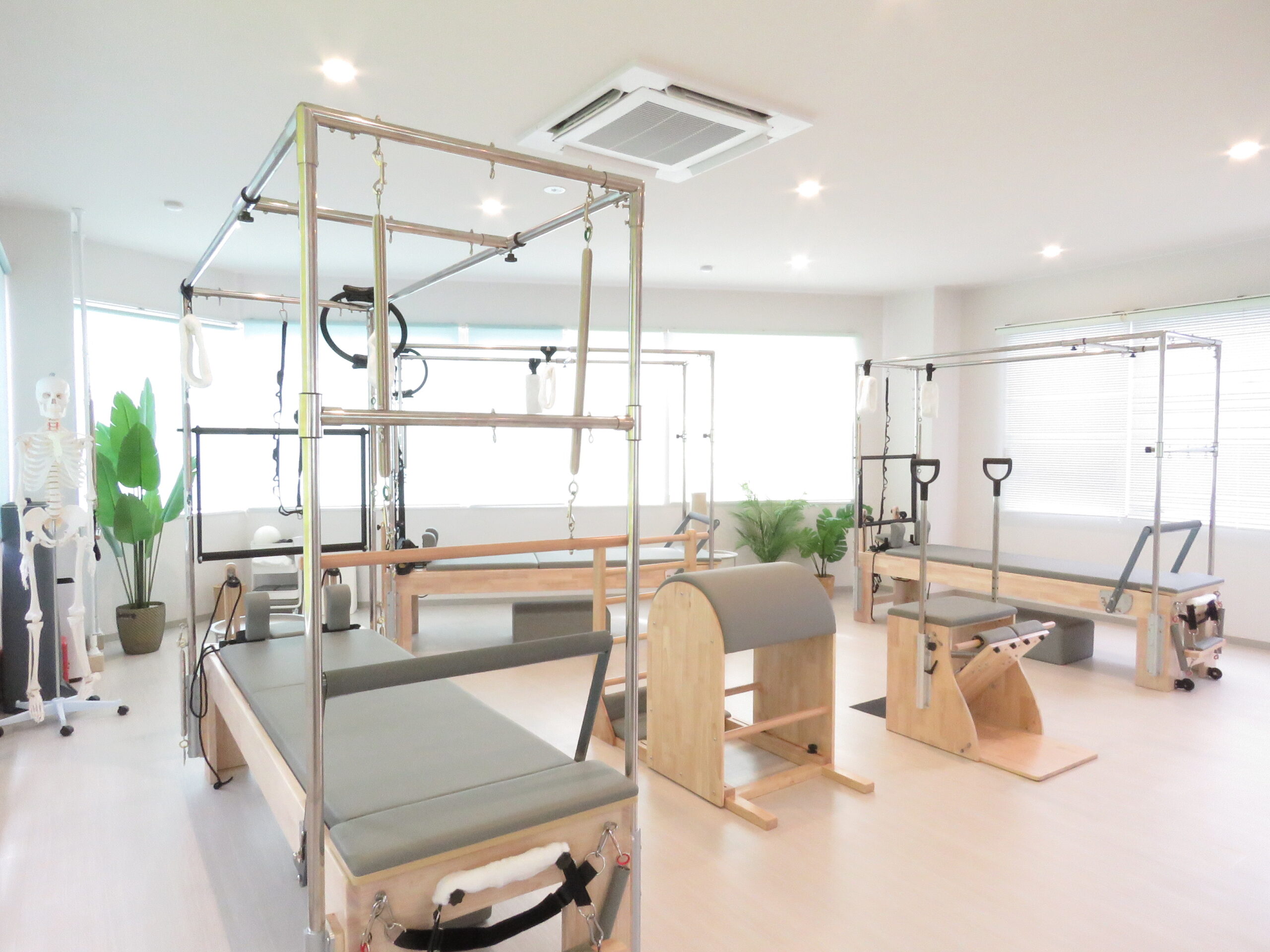 大きな窓と専用マシンが揃う清潔なLa pilates五日市店スタジオ