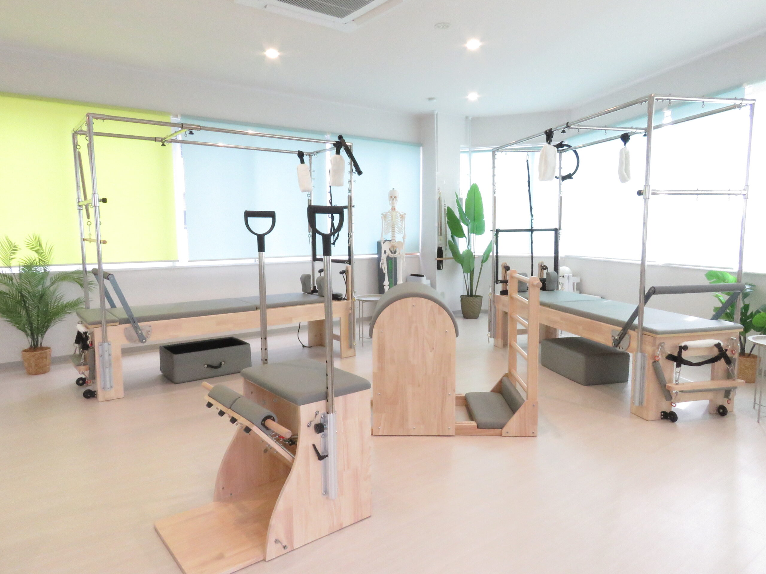 大きな窓と専用マシンが揃う清潔なLa pilates五日市店スタジオ