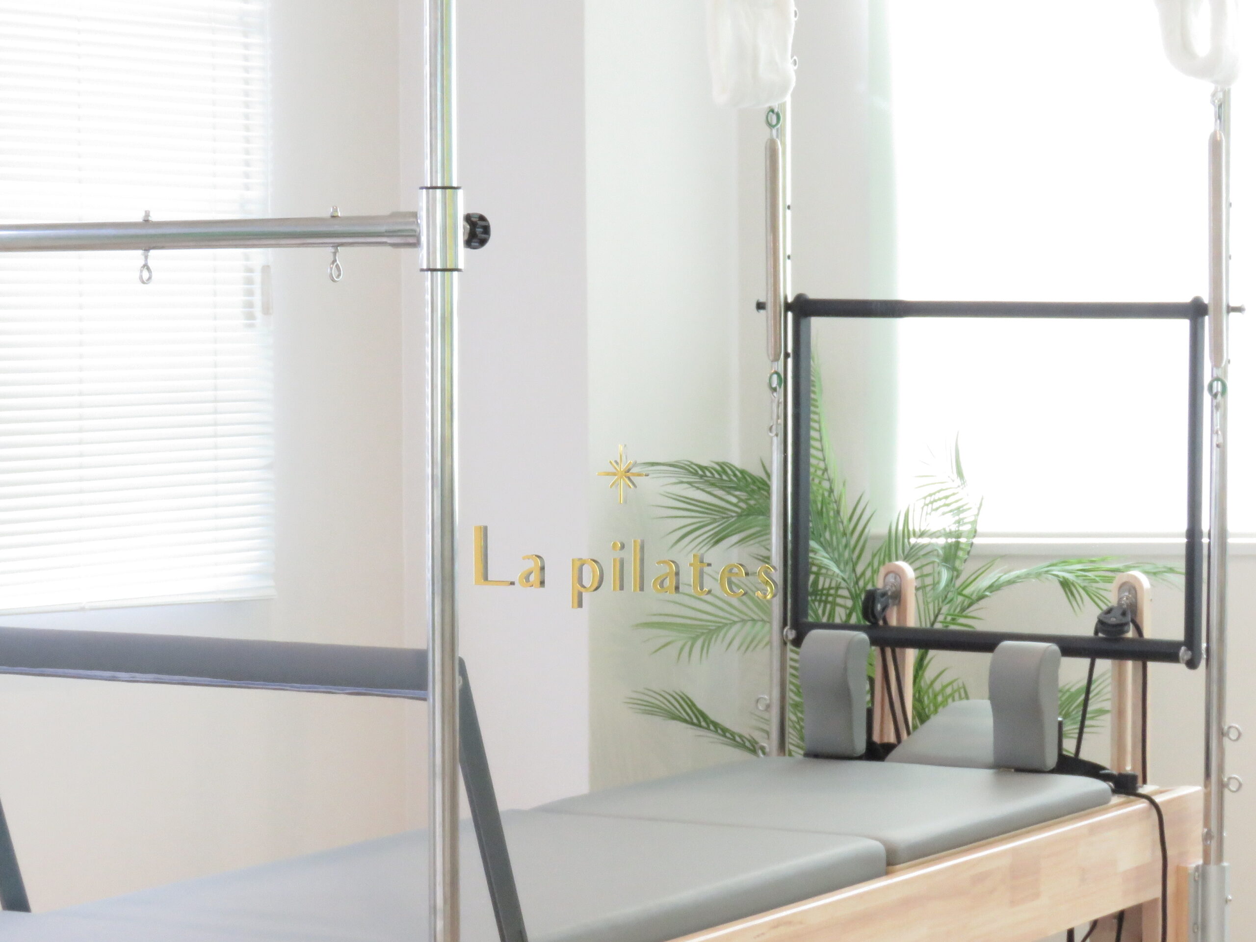 大きな窓と専用マシンが揃う清潔なLa pilates五日市店スタジオ
