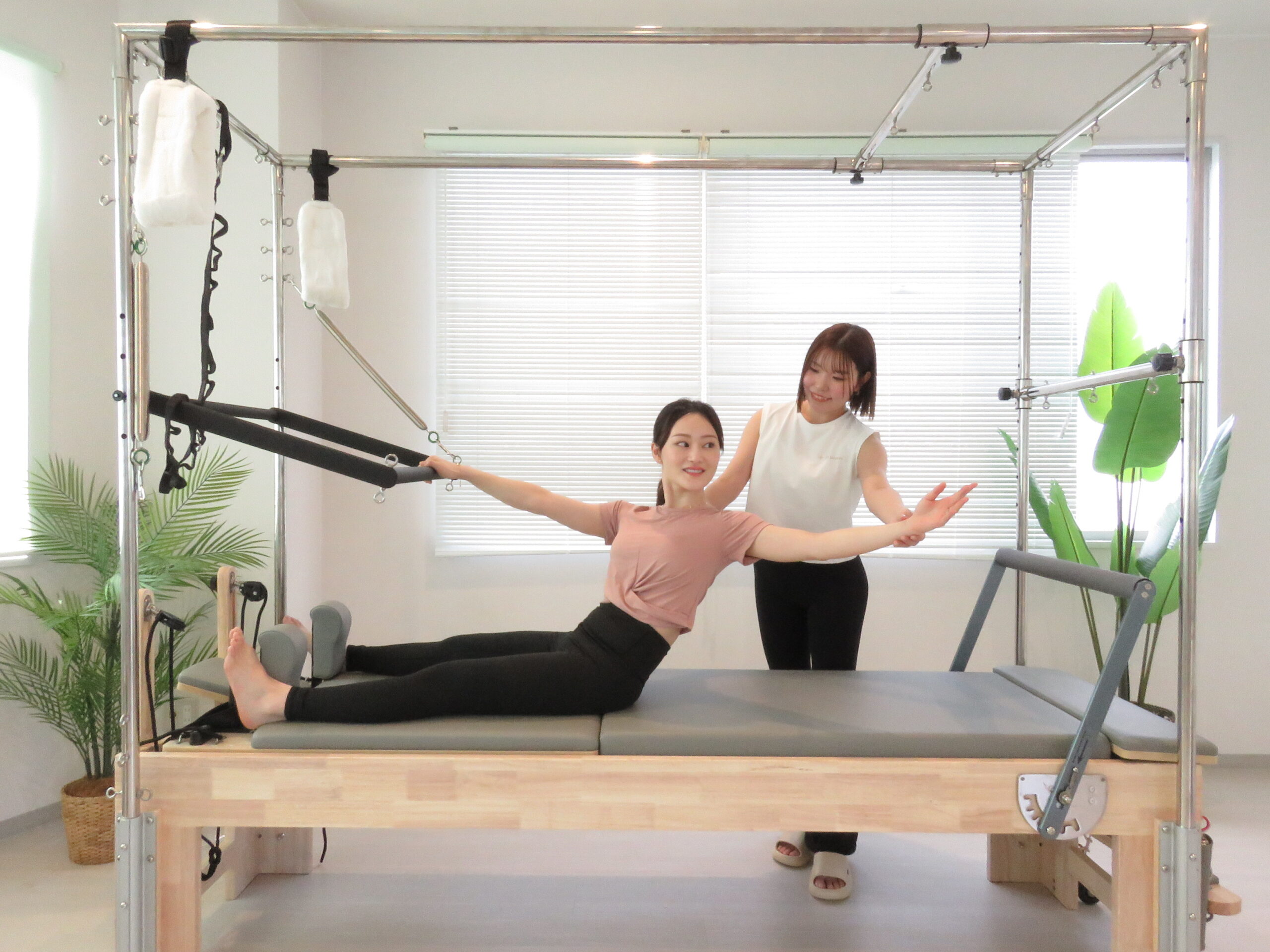 大きな窓と専用マシンが揃う清潔なLa pilates五日市店スタジオ