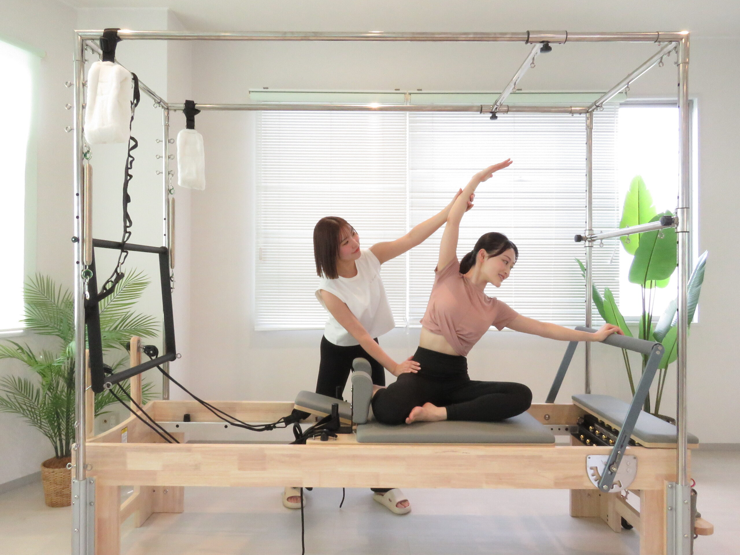 大きな窓と専用マシンが揃う清潔なLa pilates五日市店スタジオ