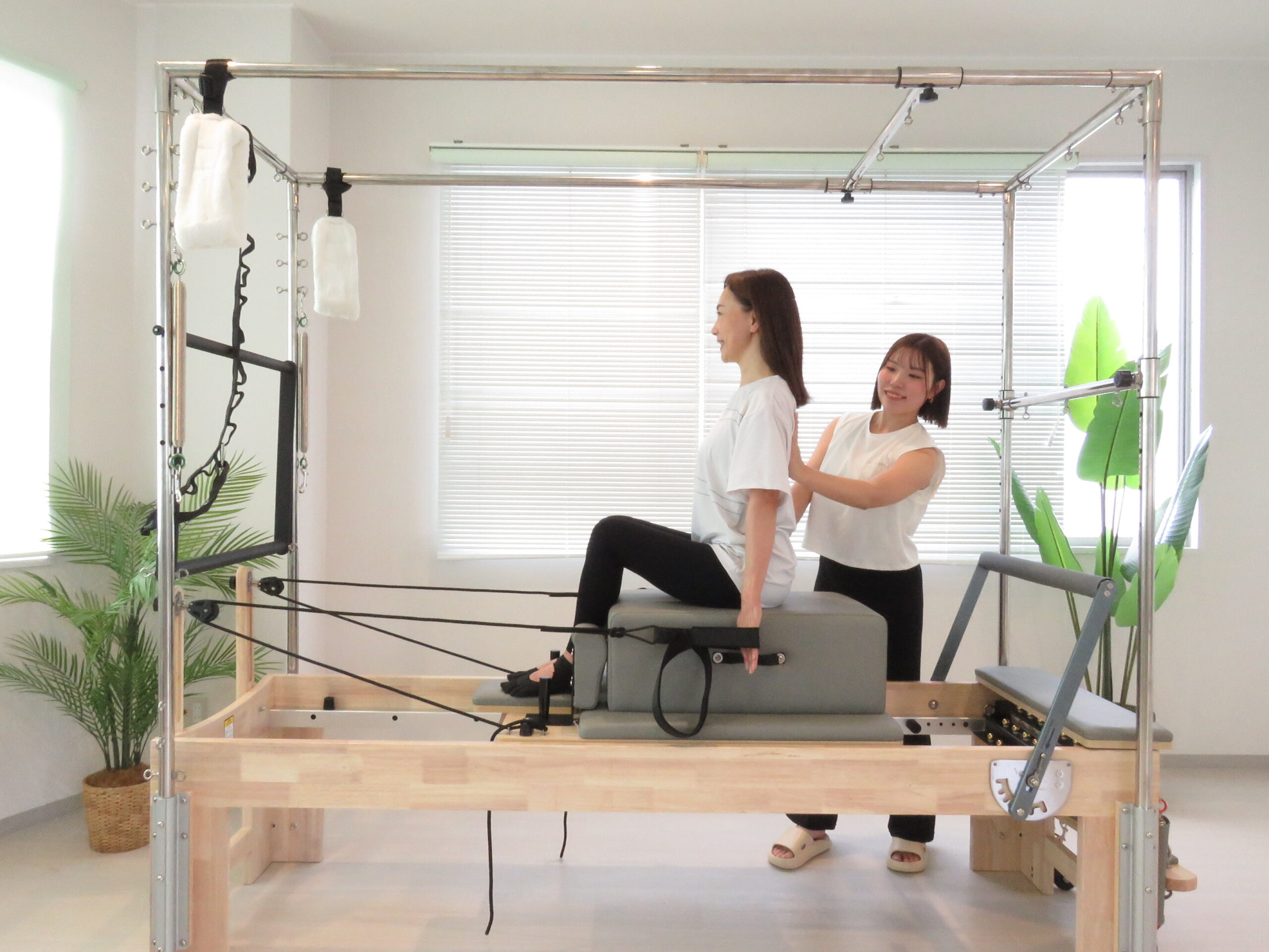 大きな窓と専用マシンが揃う清潔なLa pilates五日市店スタジオ