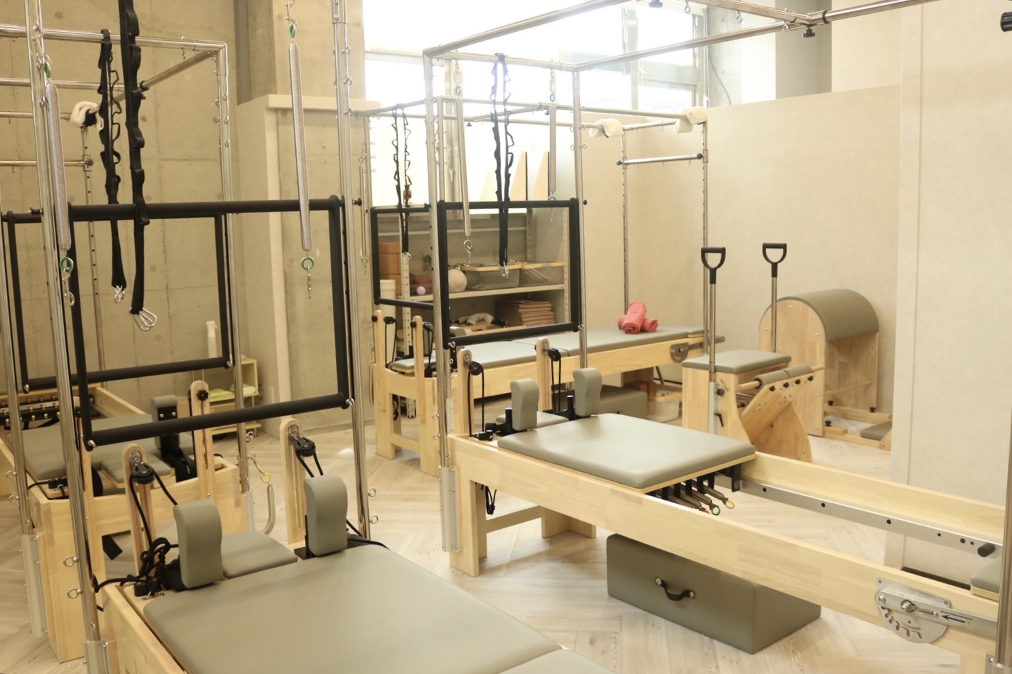 大きな窓と専用マシンが揃う清潔なLa pilatesたまプラーザ店スタジオ