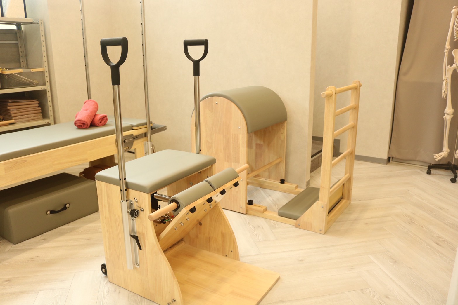 大きな窓と専用マシンが揃う清潔なLa pilatesたまプラーザ店スタジオ