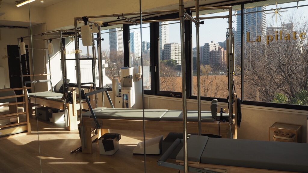 La pilatesの開放的な店内の写真