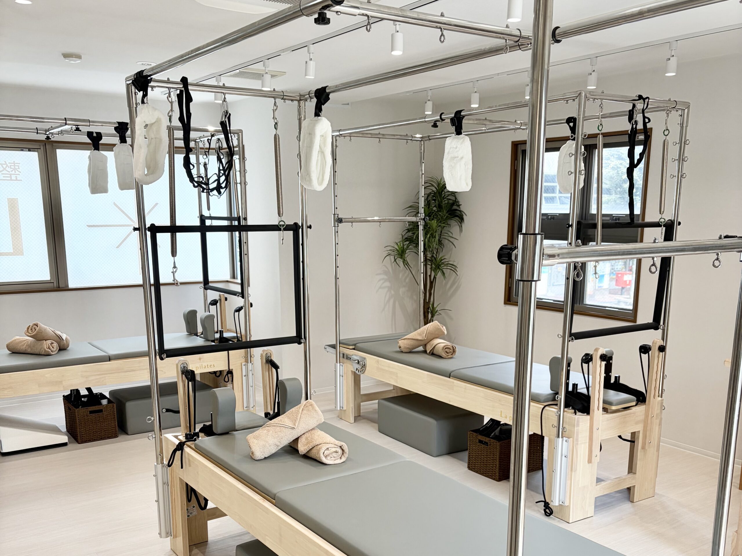 大きな窓と専用マシンが揃う清潔なLa pilates 志木店スタジオ