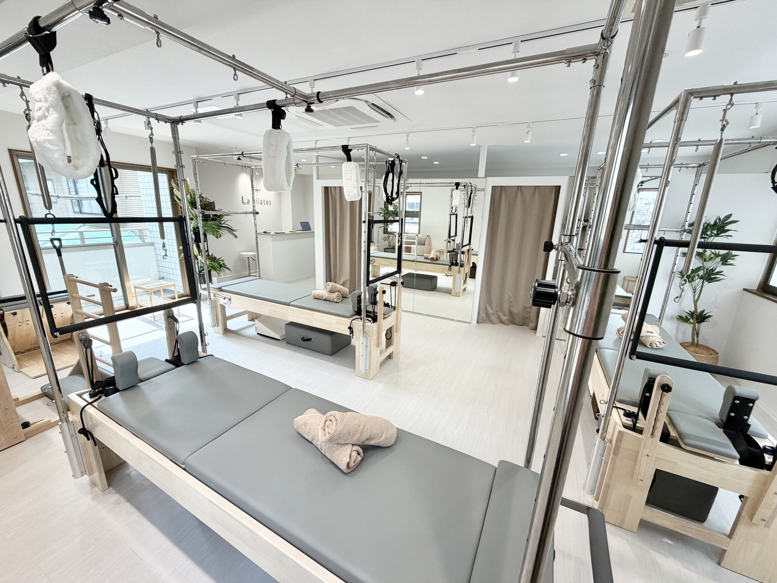 大きな窓と専用マシンが揃う清潔なLa pilates 志木店スタジオ
