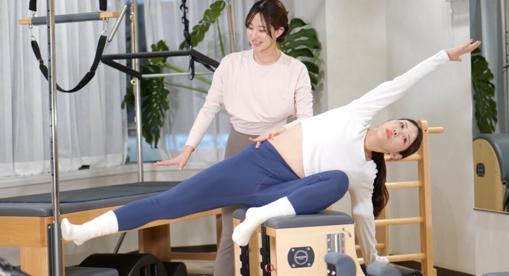 La pilatesの落ち着いた店内でパーソナルレッスンを受ける女性