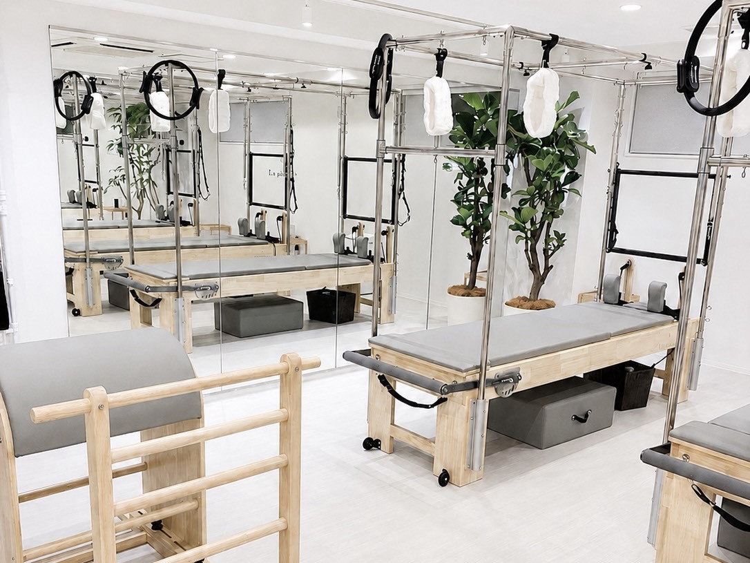 大きな窓と専用マシンが揃う清潔なLa pilates 高槻店スタジオ