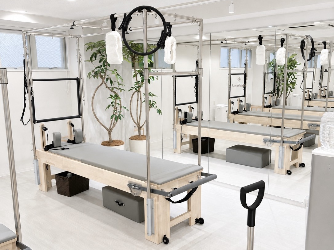 大きな窓と専用マシンが揃う清潔なLa pilates 高槻店スタジオ