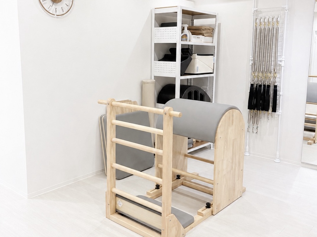 大きな窓と専用マシンが揃う清潔なLa pilates 高槻店スタジオ
