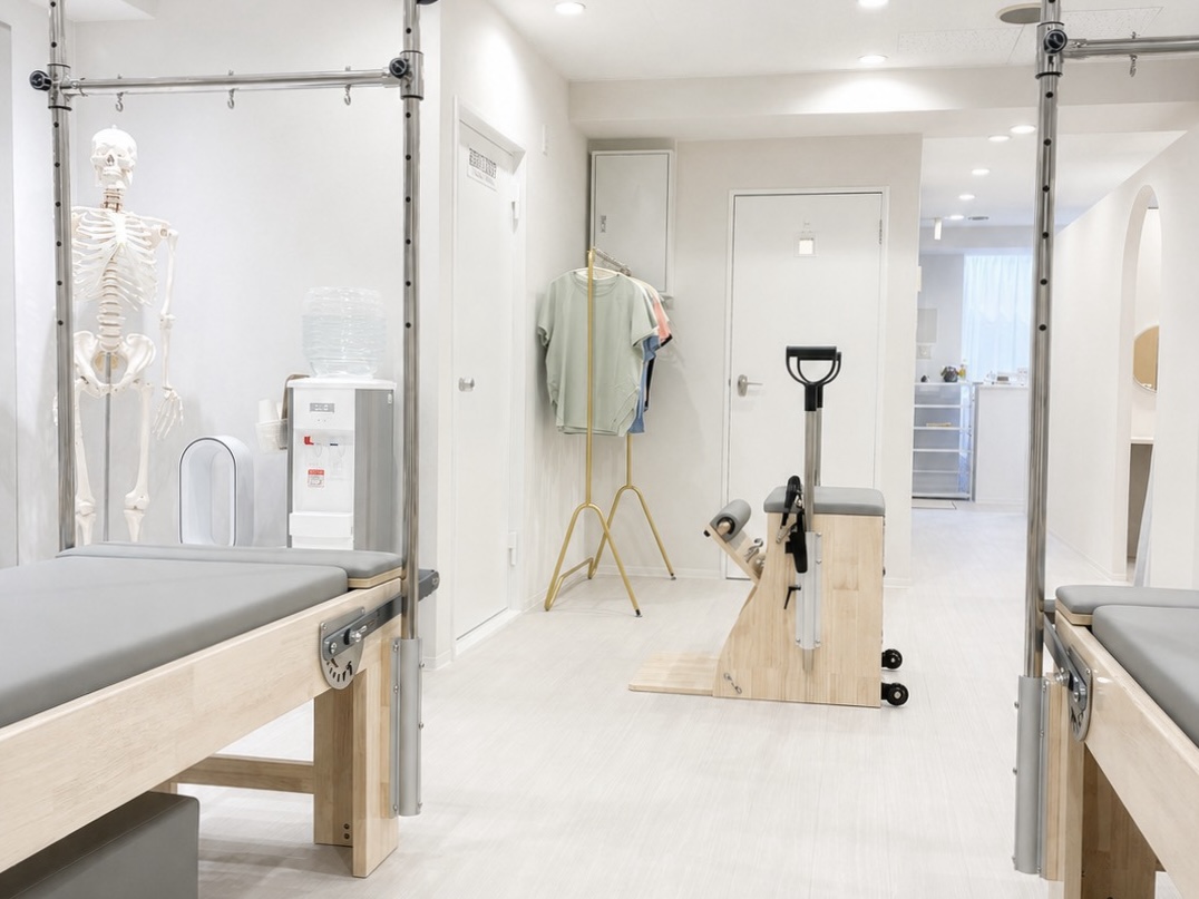 大きな窓と専用マシンが揃う清潔なLa pilates 高槻店スタジオ