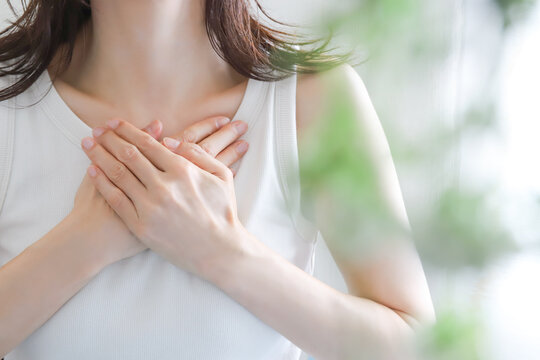 呼吸を意識する女性