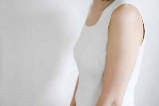 猫背姿勢の女性のイメージ画像