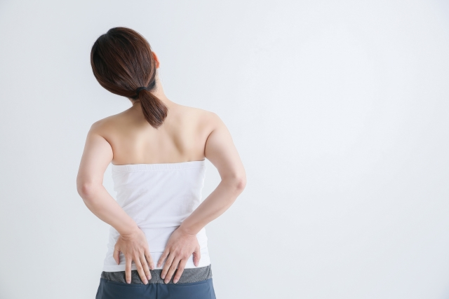 姿勢や症状の悩みを繰り返す女性のイメージ画像