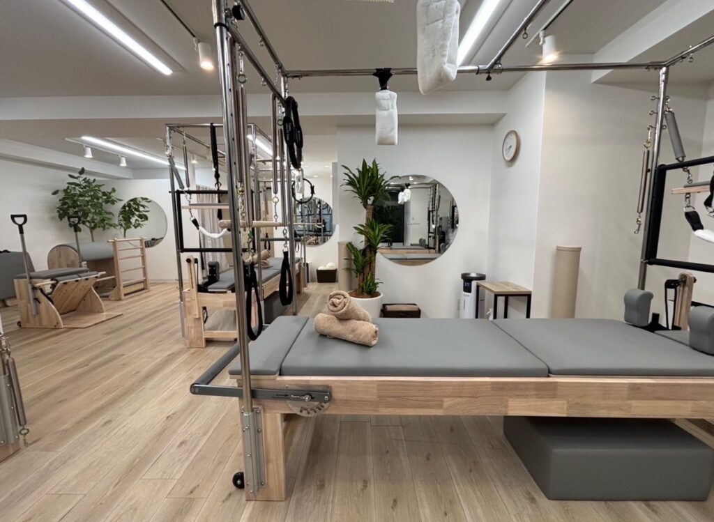 La pilates池袋店のマシンが豊富な店内