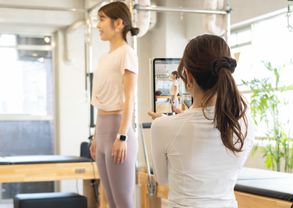 La pilates体験レッスン・姿勢分析の様子
