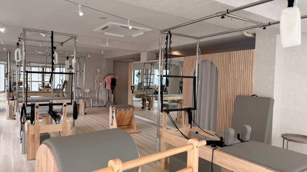 La pilatesのマシンが豊富な店内の様子
