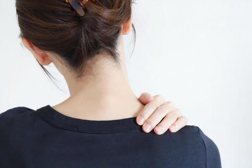 肩こりや姿勢の崩れを繰り返す女性のイメージ画像