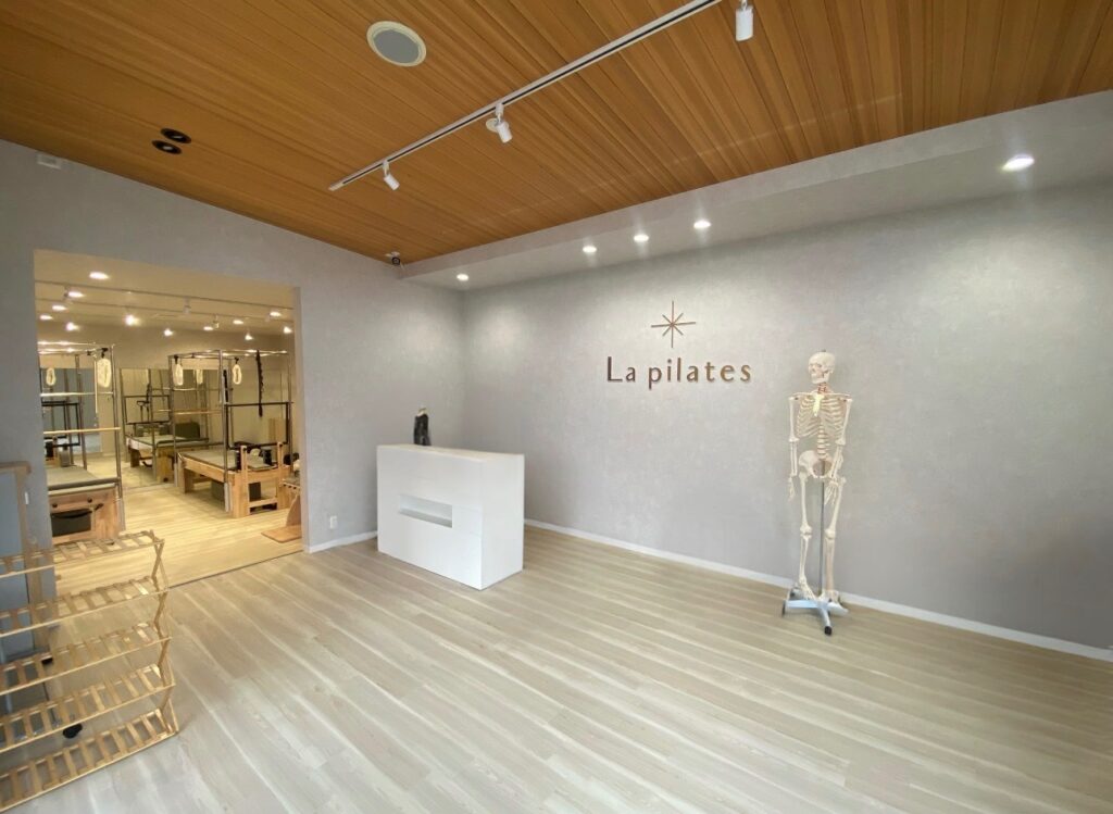 La pilates金沢店の広々とした店内
